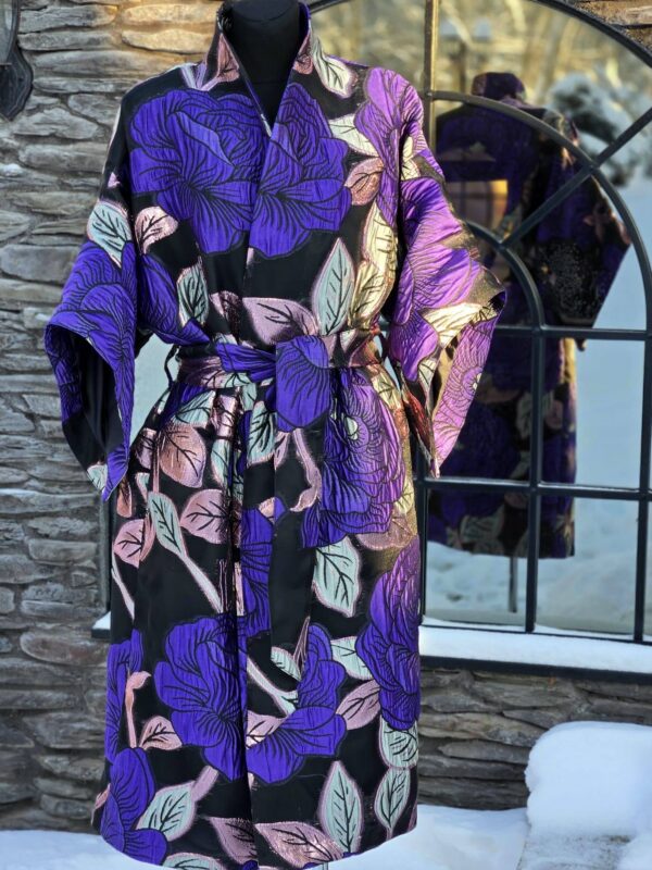 "lilla hall roos " kimono/mantel d 22/9 (jacguard)