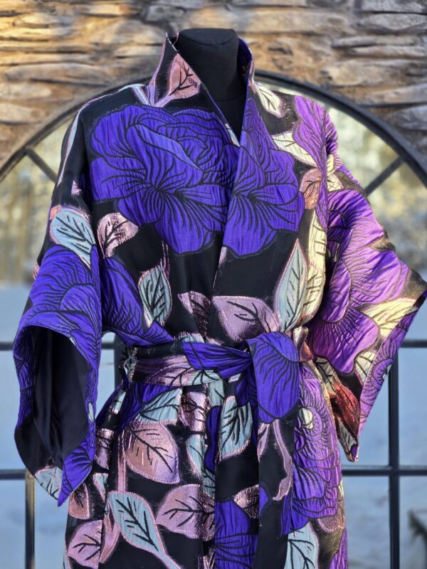 "lilla hall roos " kimono/mantel d 22/9 (jacguard)