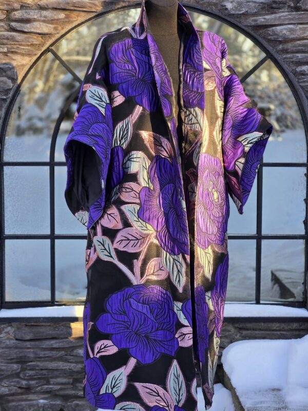 "lilla hall roos " kimono/mantel d 22/9 (jacguard)